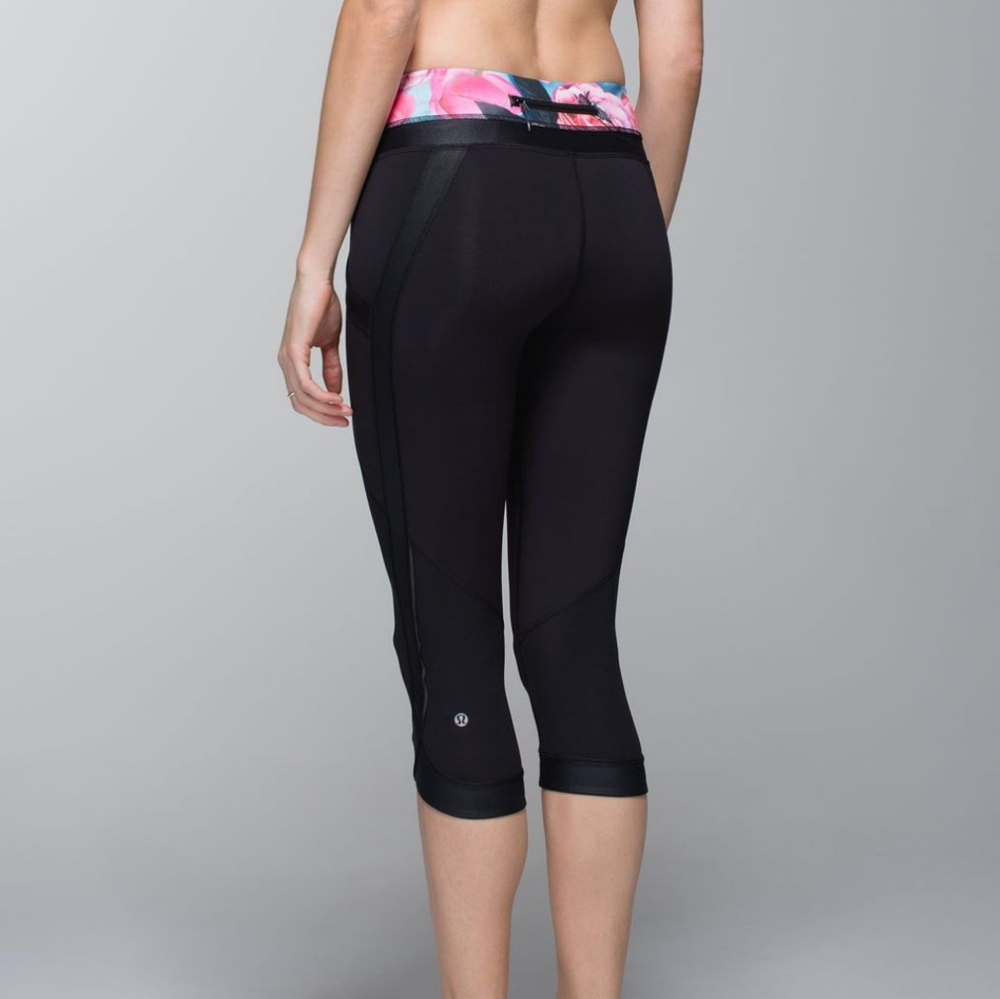 Lululemon Chase Me Crop II Black / Secret Garden Size 6 - Picture 1 of 11
